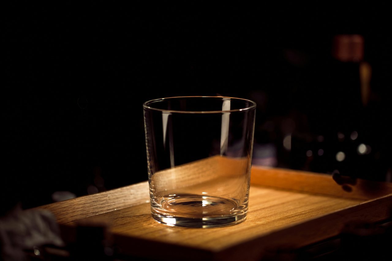 Vaso vacío sobre bandeja de nogal