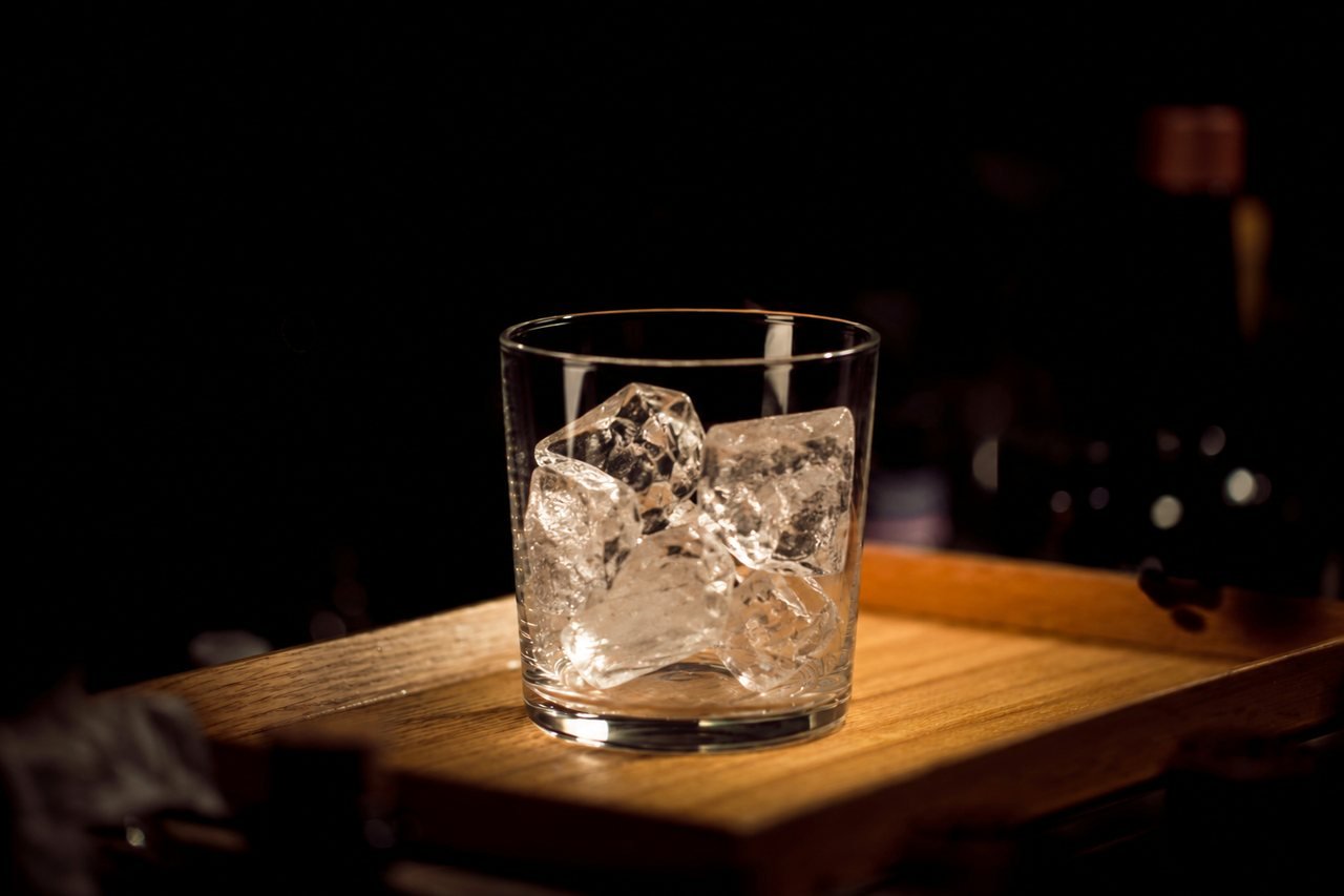 Hielo grande y transparente en el vaso